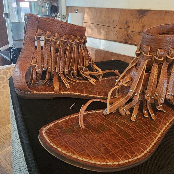 13 pairs of sandals/heels/booties. All in excellent shape. From 71/2-8 sizes. - Picture 6 of 13